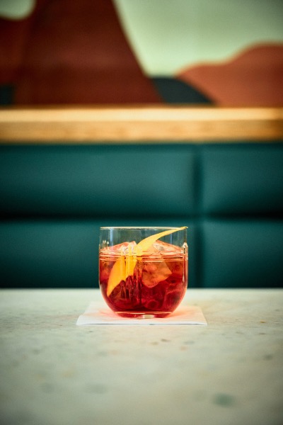 Ein Negroni auf Marmor vor der Bank — auf Instagram ansehen