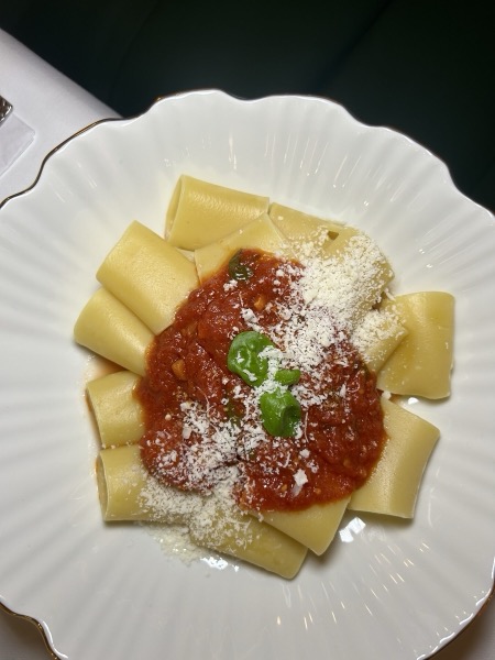 Paccheri Pomodoro mit Basilikum — auf Instagram ansehen