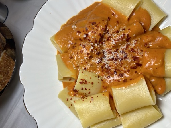 Paccheri alla Vodka mit cremiger Tomatensauce, von oben fotografiert.